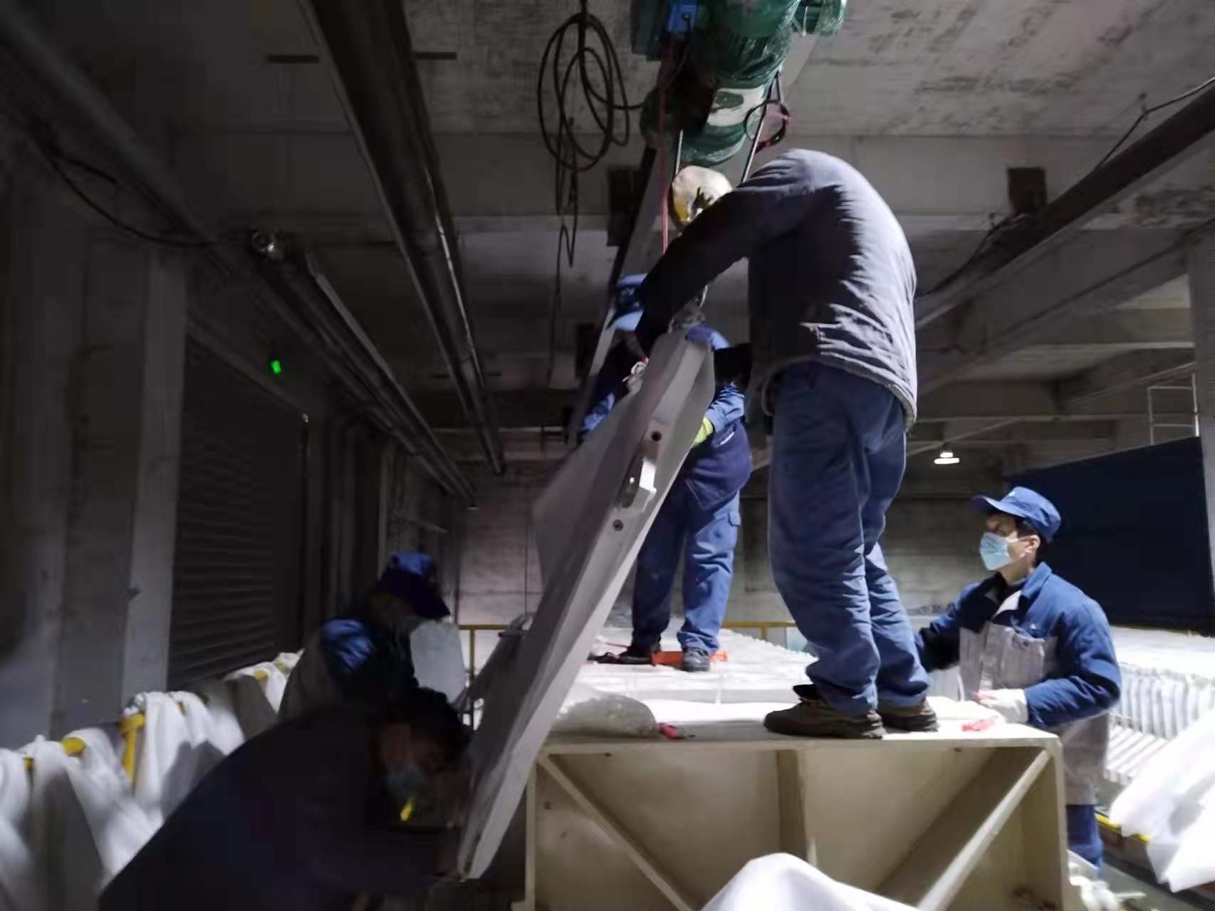 光伏新材料：春寒料峭斗志昂，爭分奪秒換布忙